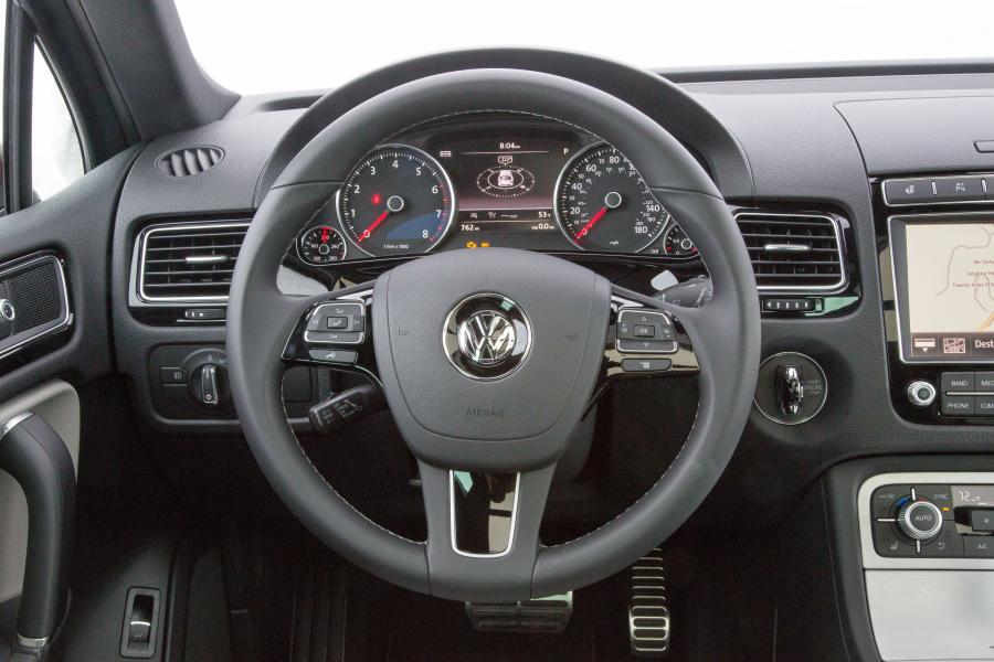 Панель приборов Volkswagen Touareg V6 FSI Wolfsburg Edition 2016 года  (NA) (фото 10 из 11)